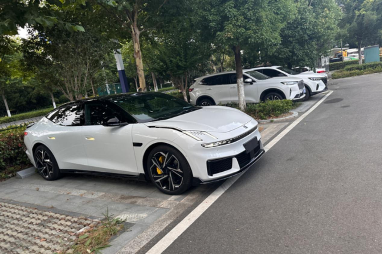 周末去试了领克10 EV，动力很顶，舒适模式下就随给随有了，加速超车贼爽快。底盘