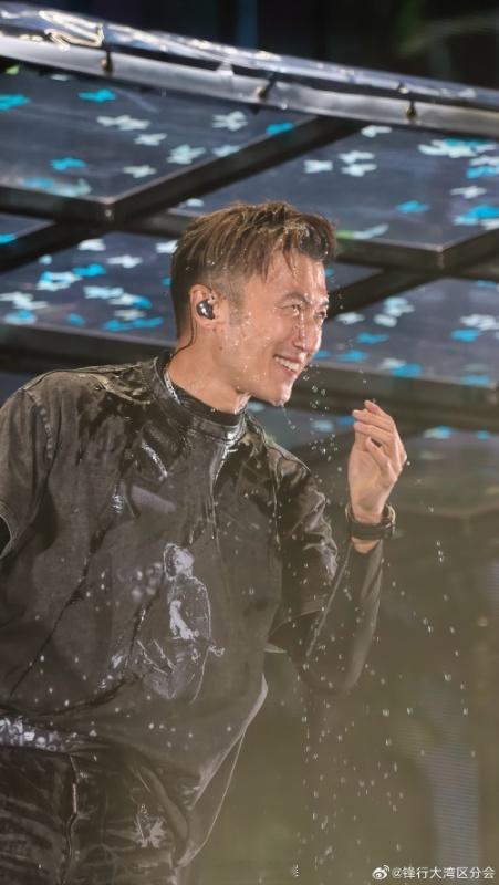 谢霆锋浇头梦回千禧年 时间往前，热爱不变！谢霆锋武汉演唱会浇水一幕太震撼了，看得