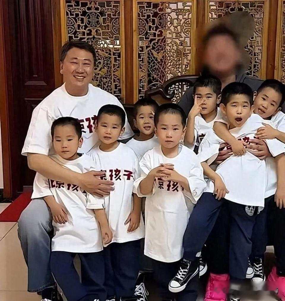 北京这七胞胎是真是假，有人说是好多个双胞胎组合拼接的，真的太不可思议，一个妈妈竟
