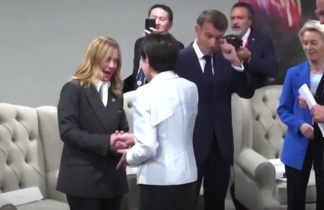 高市早苗迟到一小时，马克龙瘪嘴疑似不悦，表态称G20难以为继了。

约翰内斯堡的