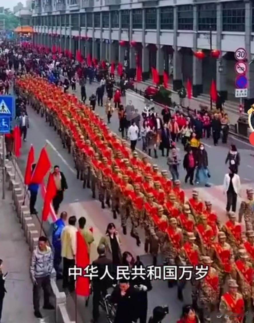 小伙本科毕业后选择参军入伍真好，选择参军入伍多光荣，这是一辈子的荣耀。在最好的年