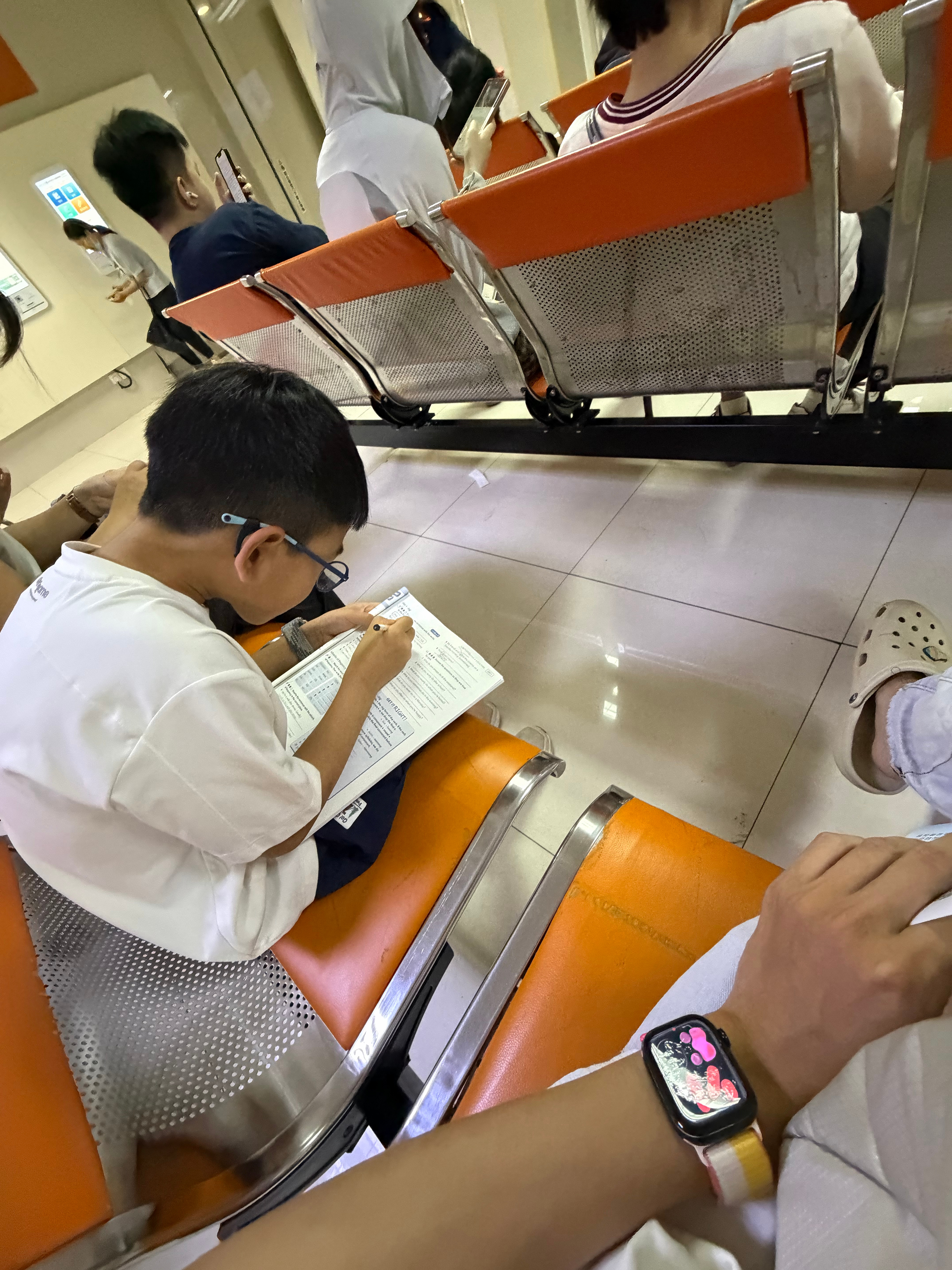 上海小孩这么惨吗？我来定期检查一下牙齿健康状况等待叫号的时候一小孩哥也在等，但是