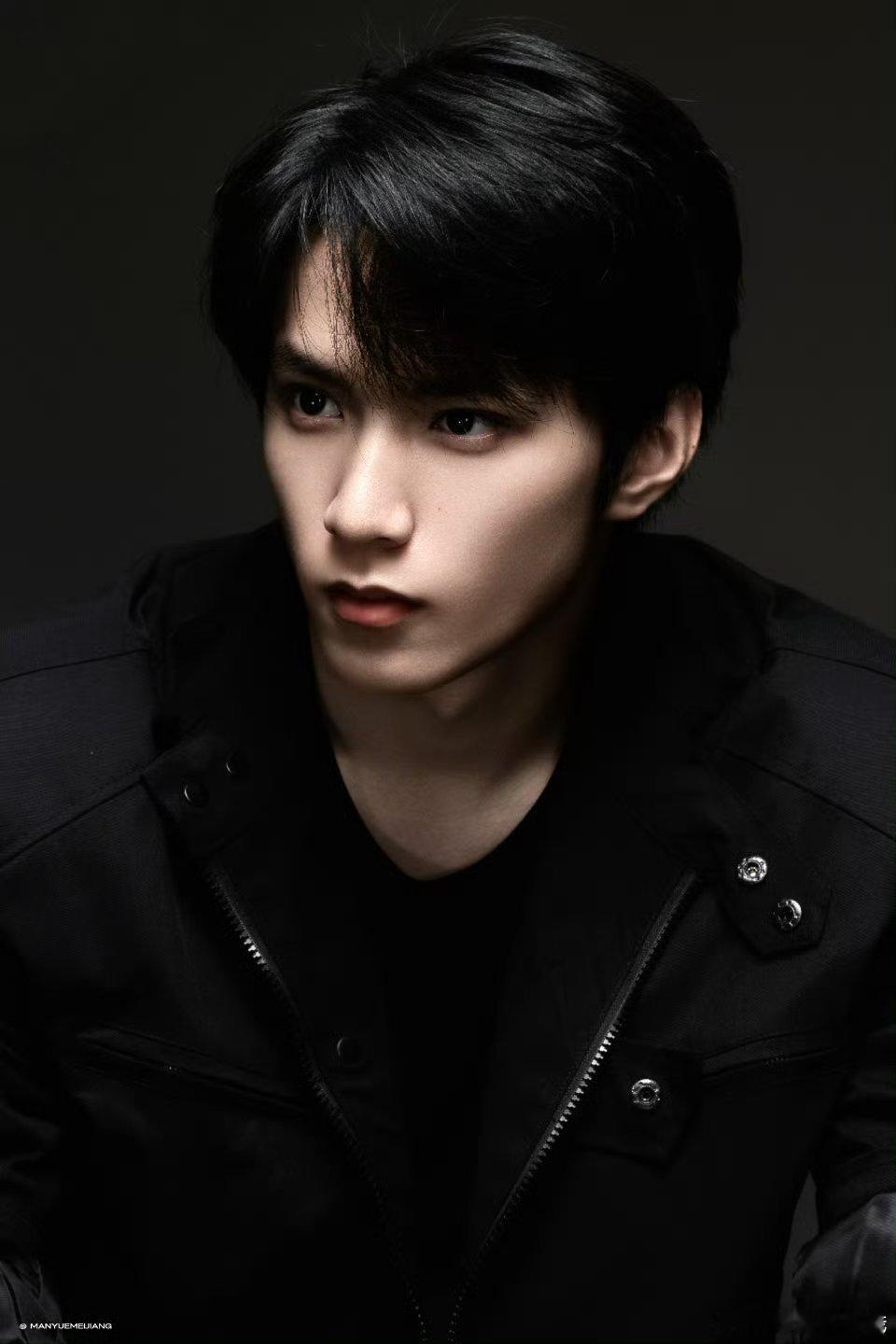 导演十分爱怼脸的一款… 刘耀文帅成这样还说啥了 