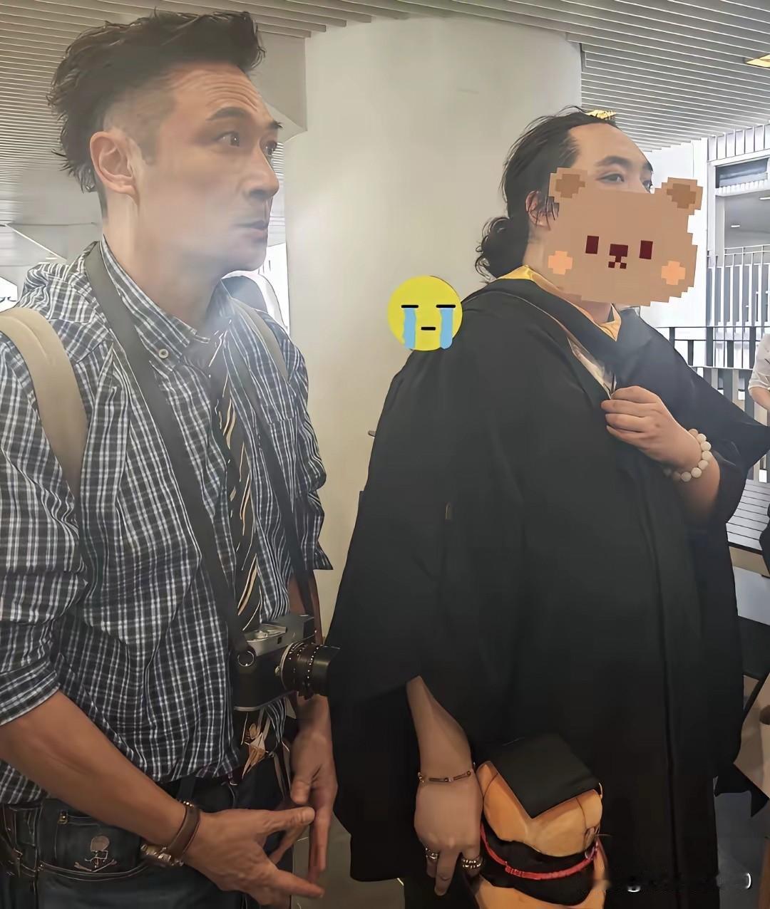 吴镇宇这么多年一直都是好身材，按照遗传规律他儿子费曼也不可能这么胖吧，据说费曼的