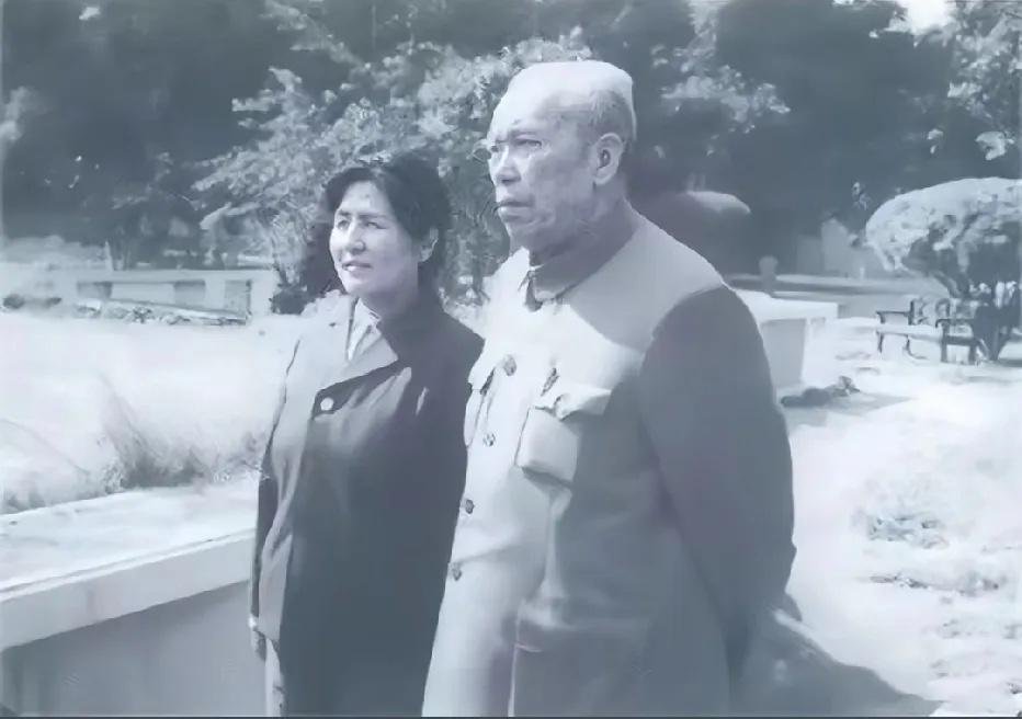 晚年的梁兴初将军和夫人任桂兰的一张留影，虽然已经年事已高，但是这位身经百战的“万