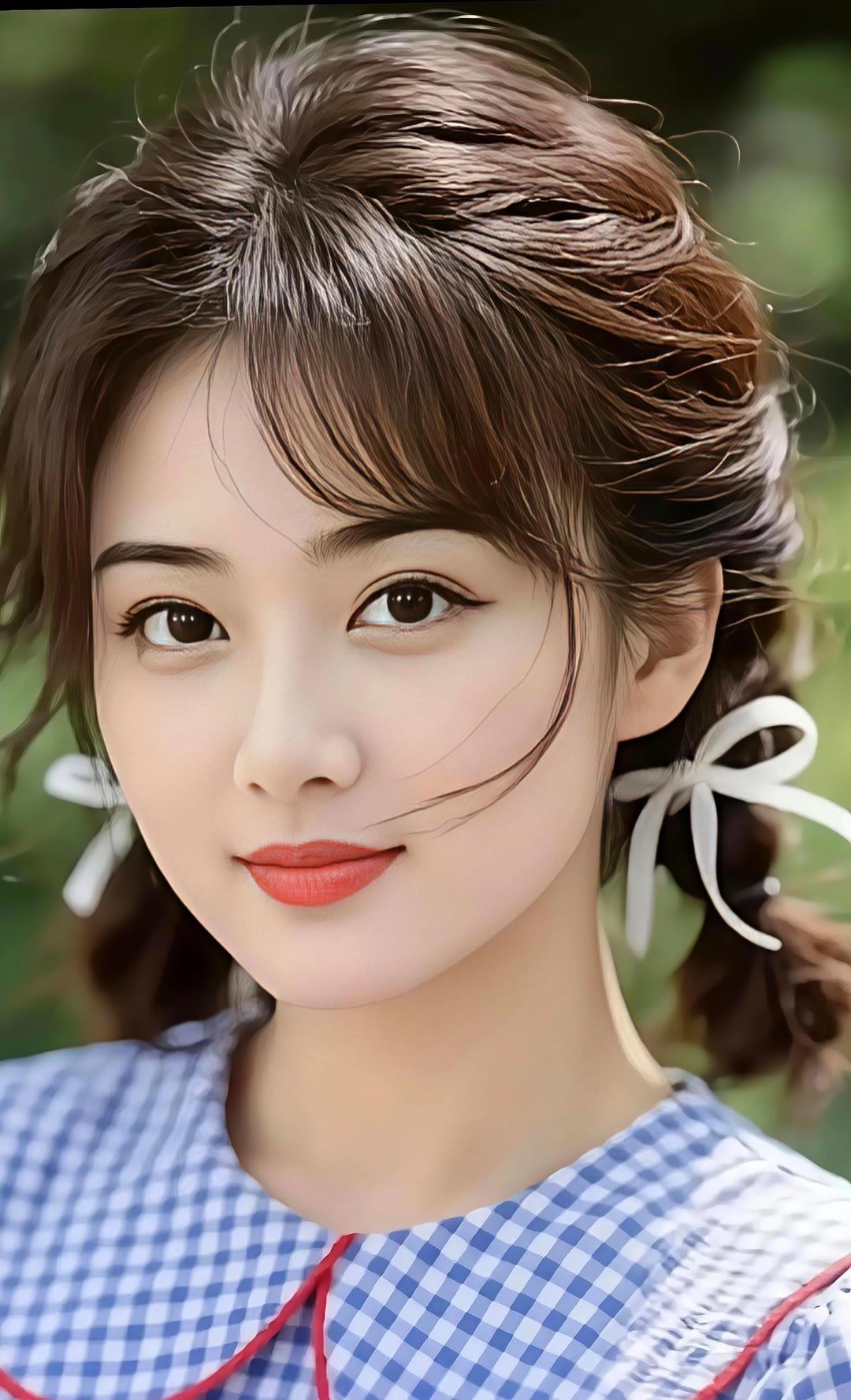 甜美少女风，红唇与蓝裙的完美搭配，自然清新的背景，让人陶醉！🌸💄👗