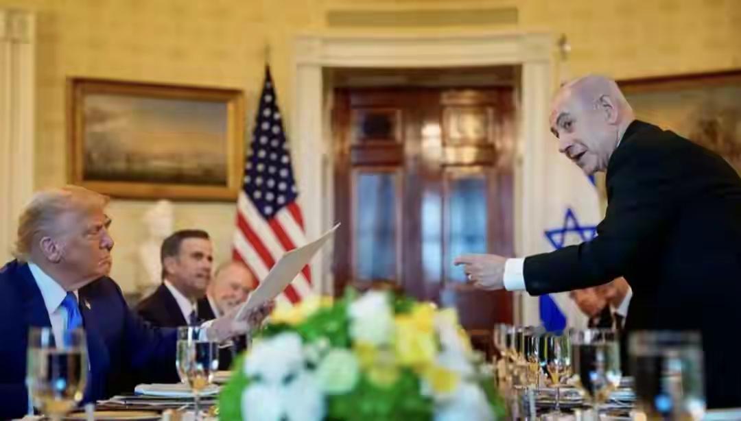 八十岁的特朗普，七十六岁的内塔尼亚胡。特朗普神采奕奕，内塔尼亚胡显年轻，他们的身