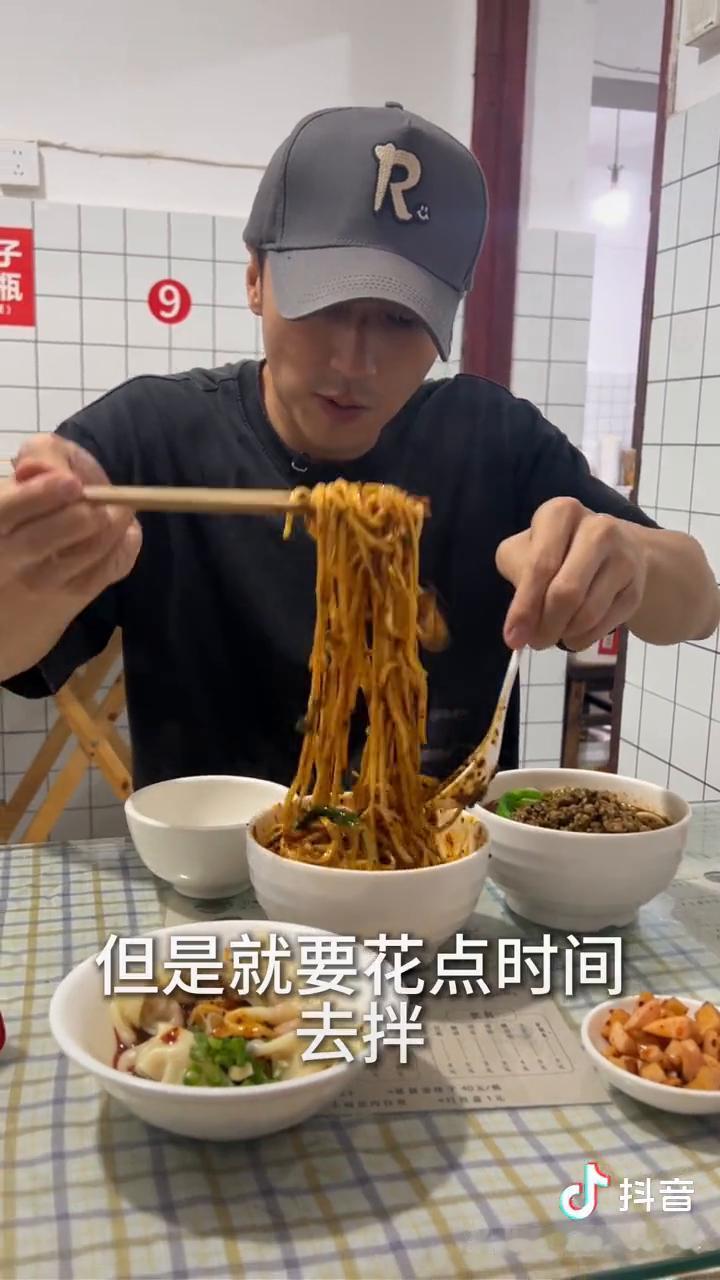 来到成都当然是到处找找吃的。
好像我之前是不是探店过这一家了？为什么他们会有我照