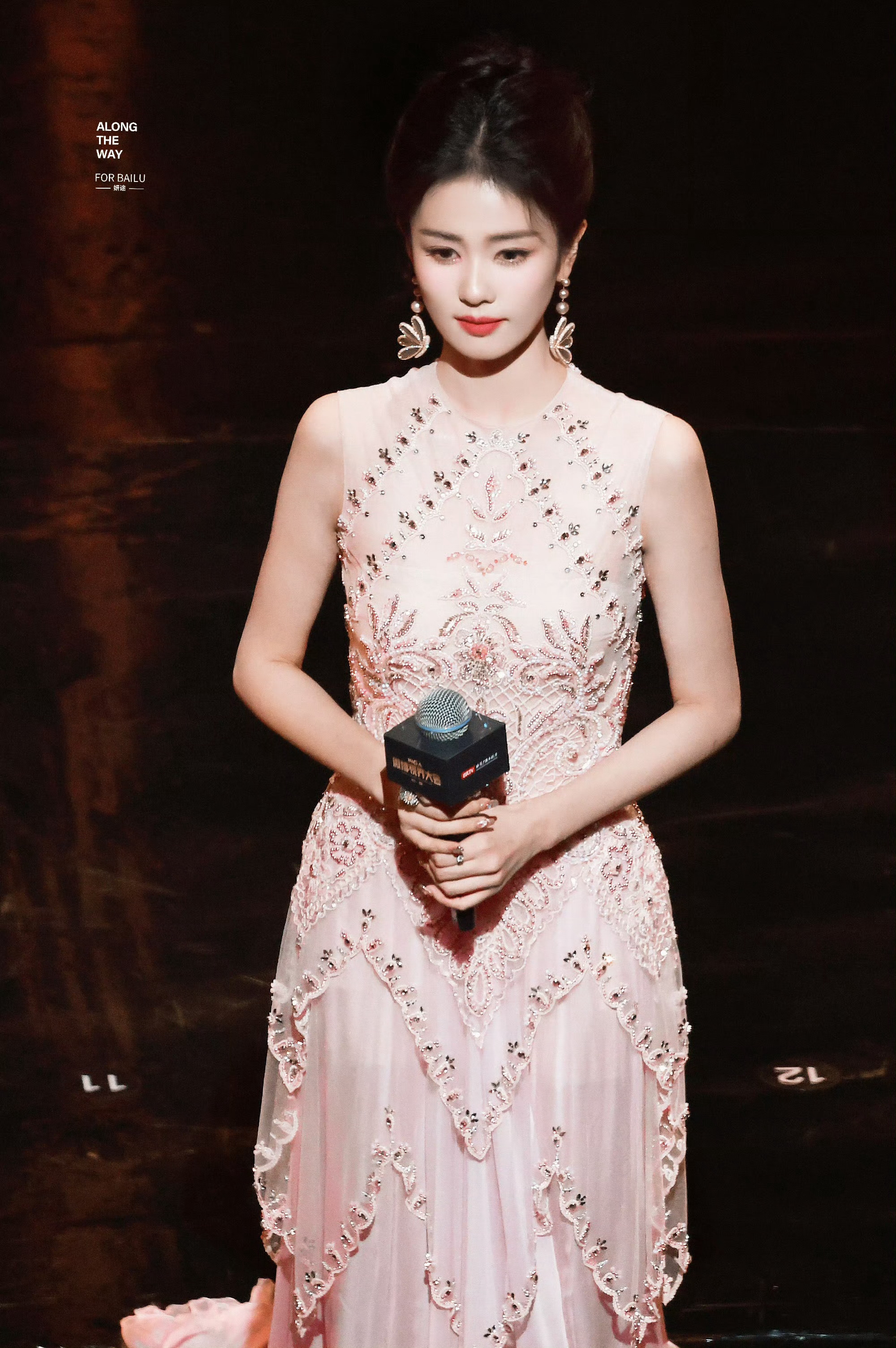 女神驾到！！！好喜欢白鹿穿露肩的衣服啊[彩虹屁] ​​​