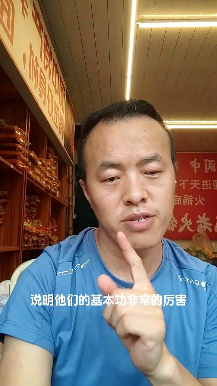 昨天晚上我是全神贯注把2034杯的足中国足球小将对宁波的比赛
足球小将们在绿茵场