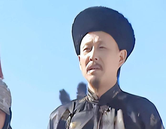 康熙见一老汉：衣服敞开，露着肚皮，翘腿坐在木椅上。康熙问：“老伯，你不冷？”老汉