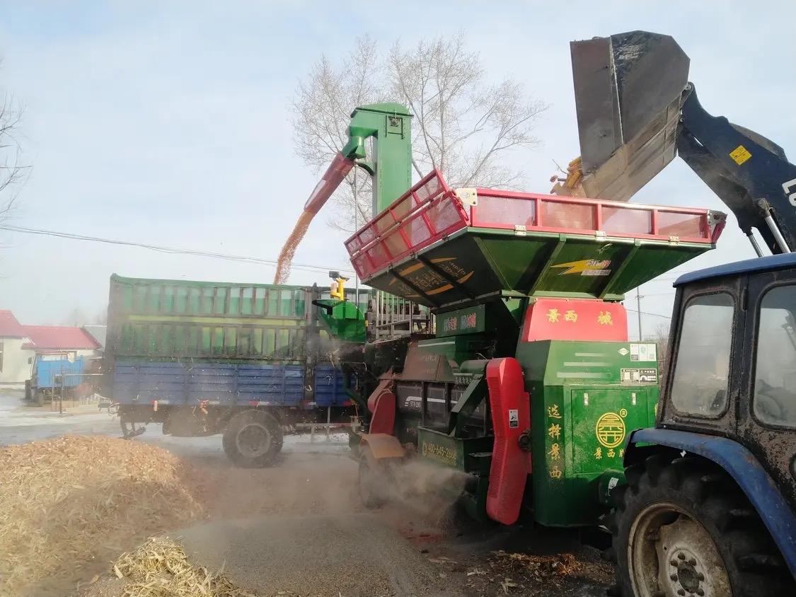 现在我真要为东北种玉米的老乡们点个大大的赞，

今年卖粮有序，没有出现踩踏式售粮
