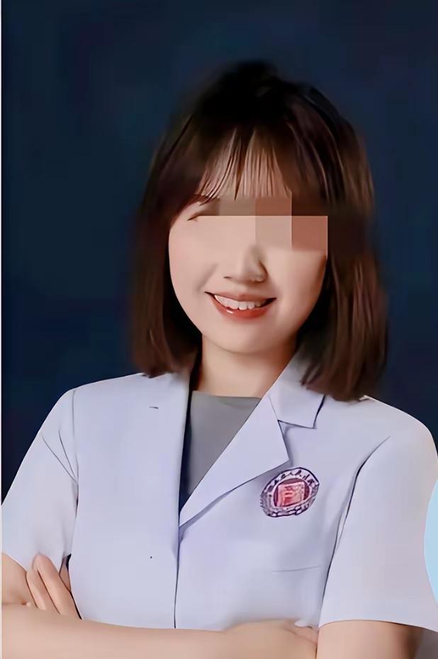 曾医生，本是医学界的一颗明星，有着主任医师、硕士研究生导师等诸多头衔。然而，桃色