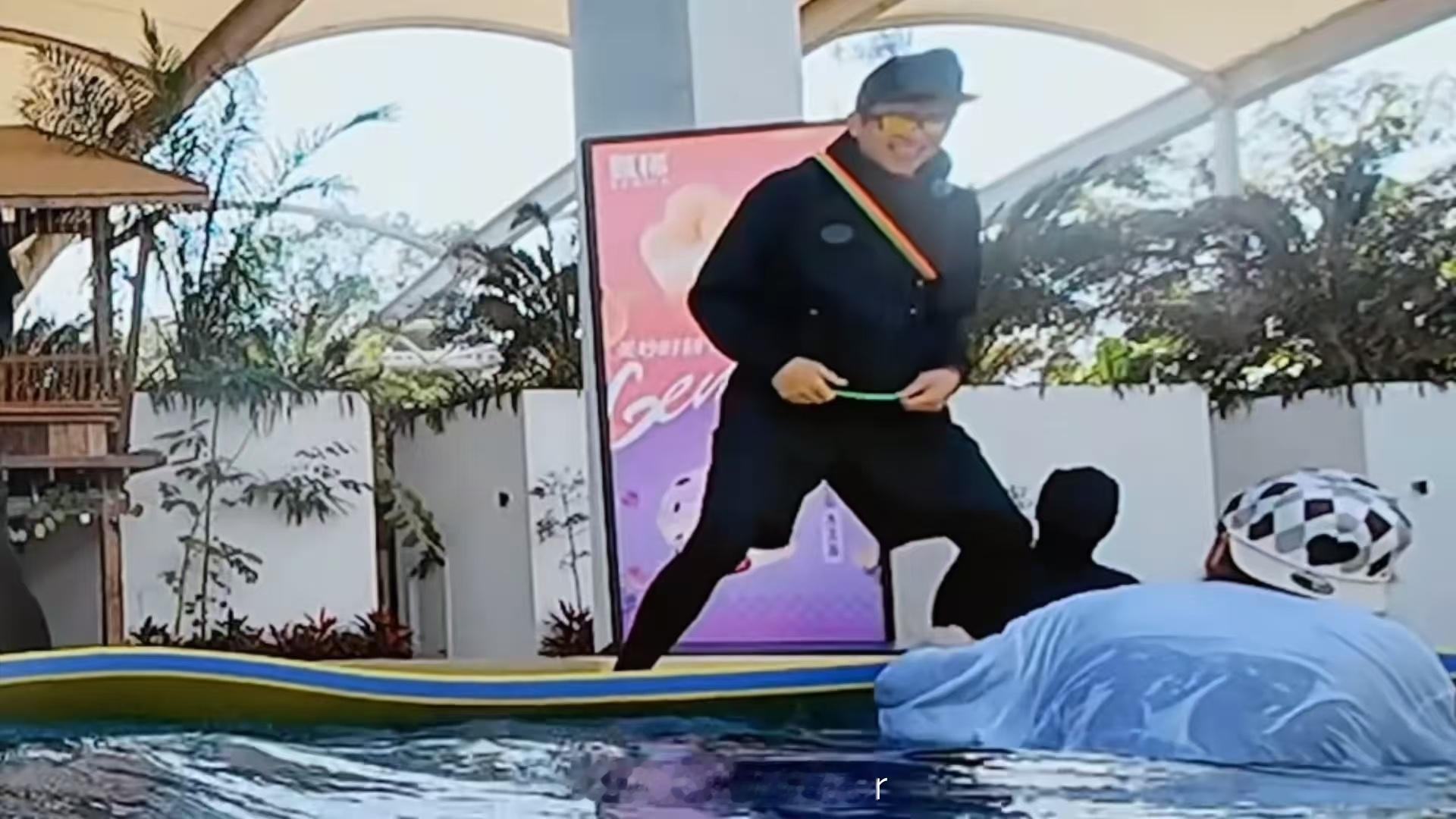 邓超偷袭鹿晗鹿晗笑容转移到邓超脸上哈哈哈哈哈 邓超偷袭鹿晗的互动确实好笑，从抢圈