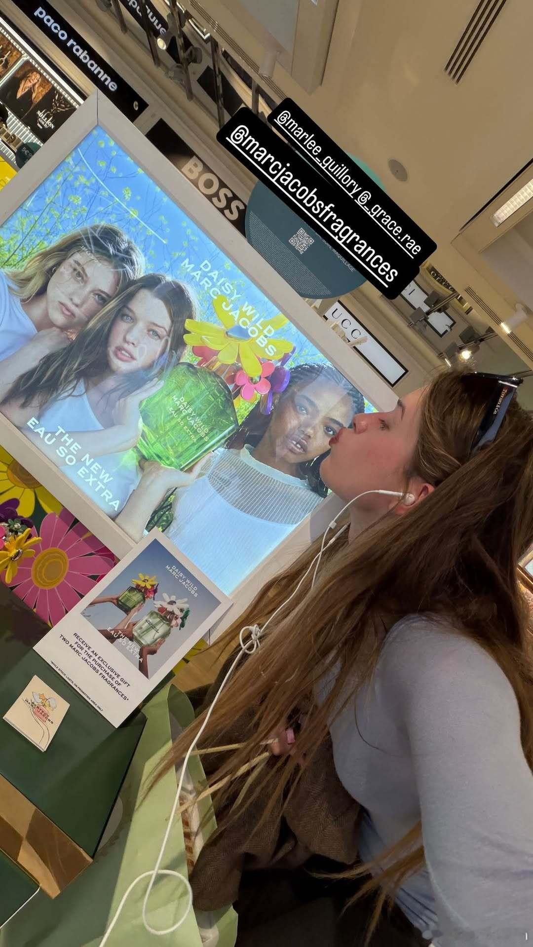 当ever anderson艾尔安德森遇到自己的广告，得表达一下喜爱😘 