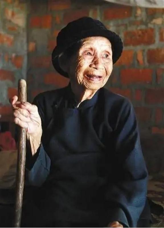 1941年，14岁的黄有良被10多个鬼子扒光衣服乱摸。她拼命反抗，惹得鬼子大怒，