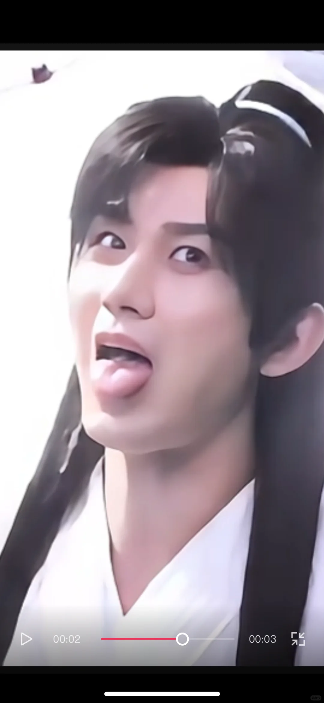 请叙述并演示望舌的体位、伸舌的姿势。