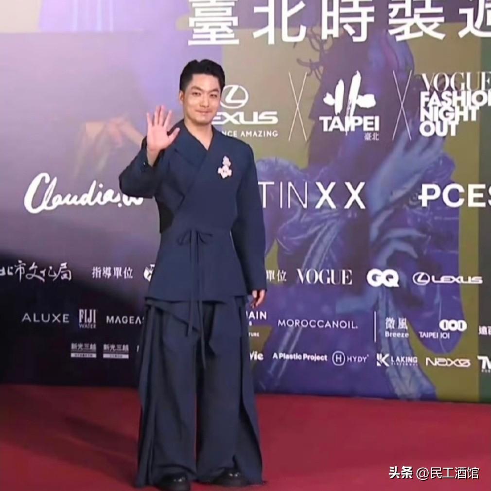 继8月、9月拆除老蒋铜像后，11月4日，又一老蒋铜像被拆除，这样下去很快就会拆光