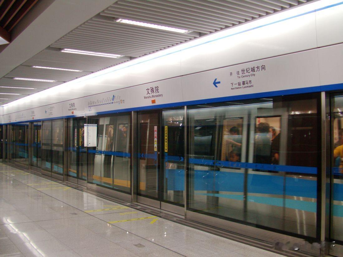 2011年在成都文殊院地铁站所拍，那时候成都地铁还只有1号线升仙湖到世纪城，20