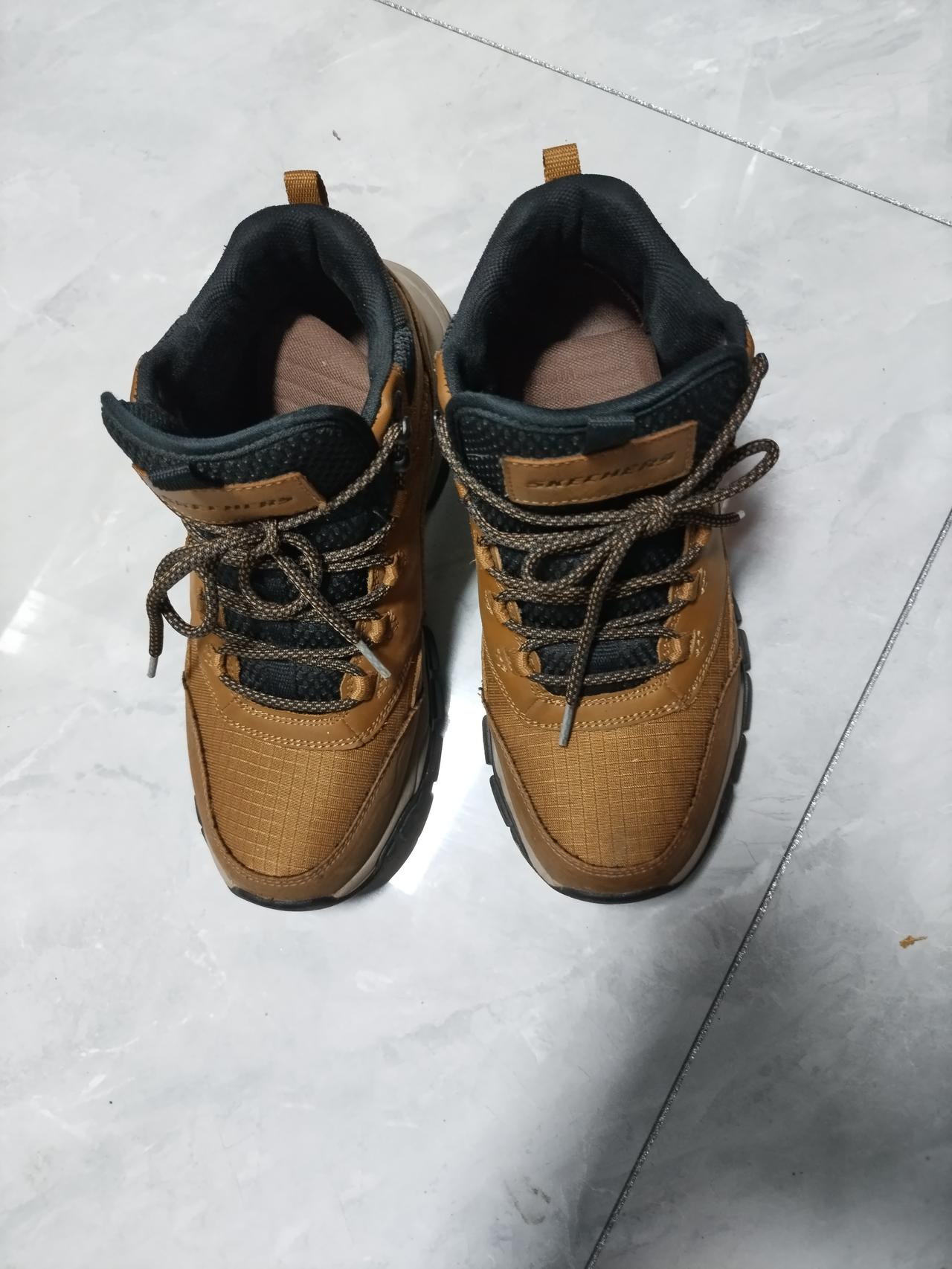 是惊讶还是惊喜？

刚出门儿，想出去遛弯儿。

远远看见垃圾箱边儿放着鞋盒儿上有