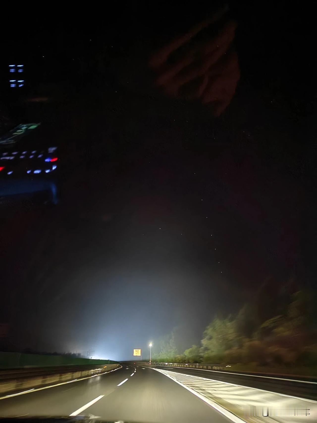这是啥？马斯克的星链么？坐在车上都能看这么清楚？不合理啊，懂得人来说下星铤马斯克