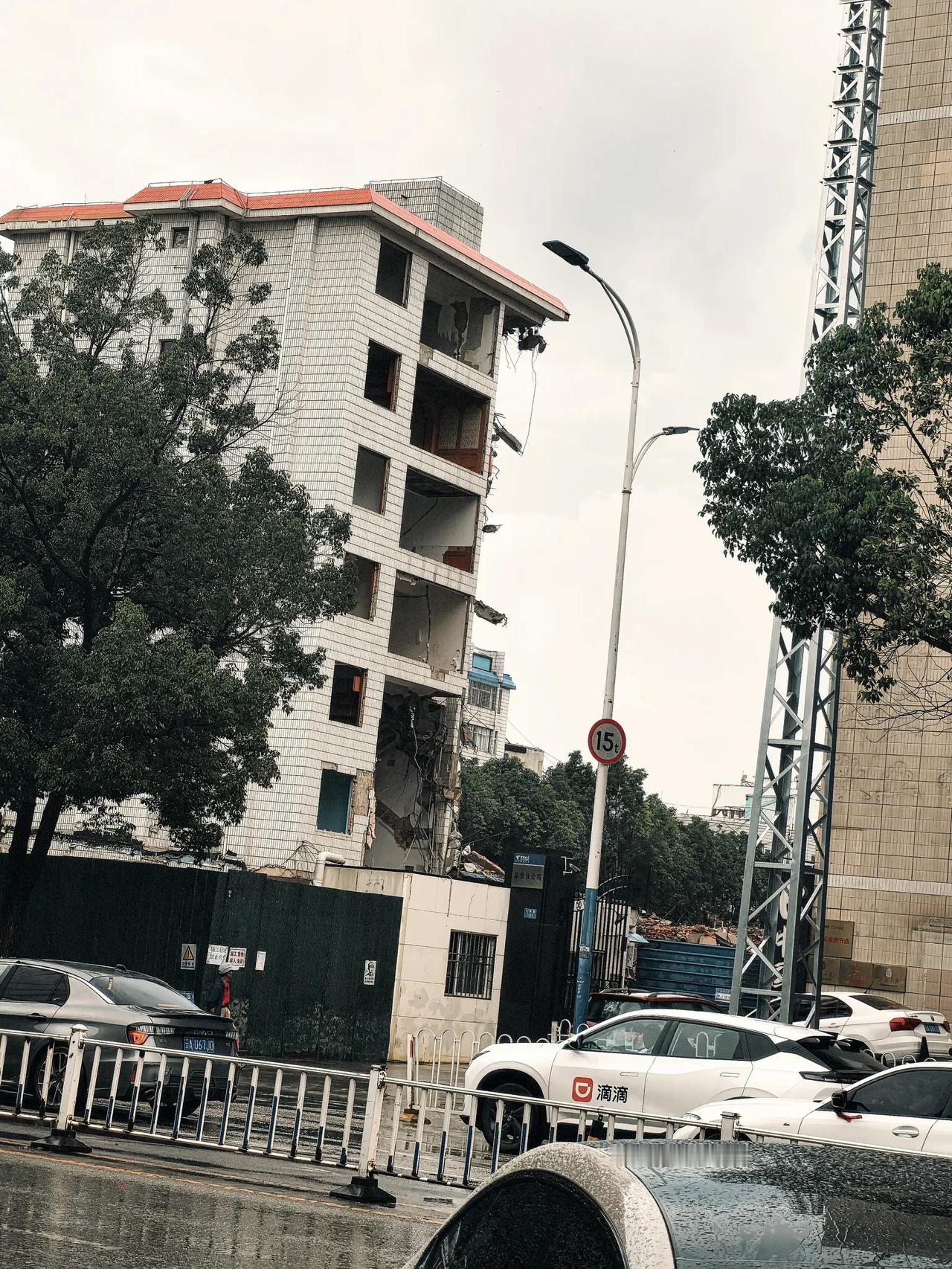 呈贡区龙城街道兴呈路与石龙路交叉口这一片区，东大河这一段，现在为了石龙路与兴呈路