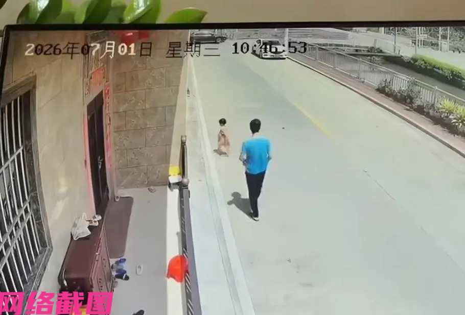 广东汕头有男子跟随一名女童进入了一处隐蔽的地方，随后发生男子抱着女童一路小跑，之