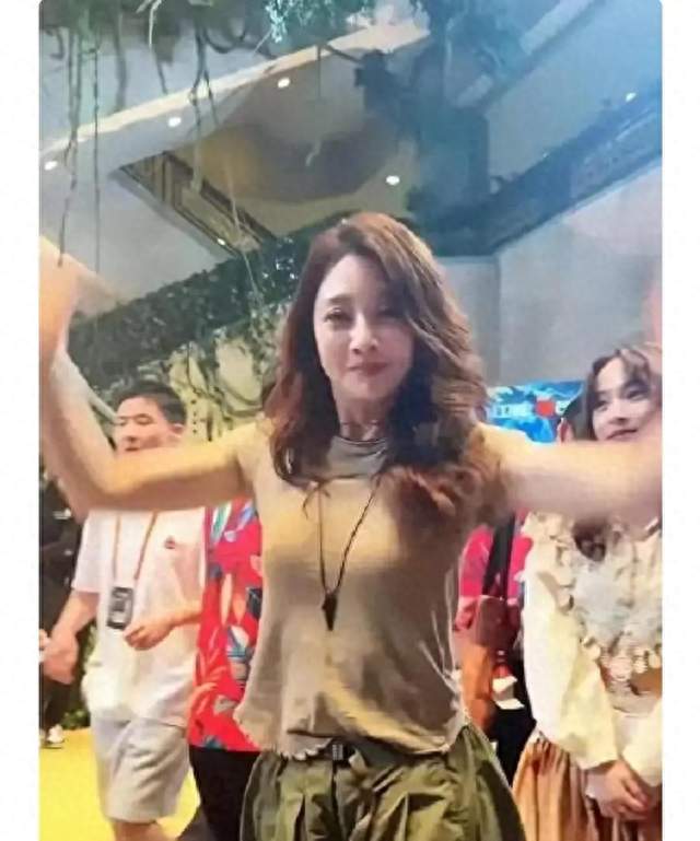 46岁殷桃生图爆火：松弛感真装不出来