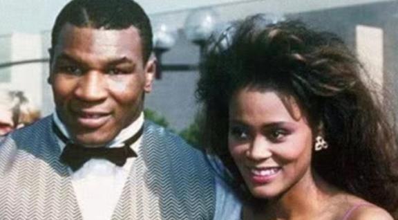 1988年，拳王泰森花了3000万美元娶罗宾为妻，没想到，有一天他回到家时，却发