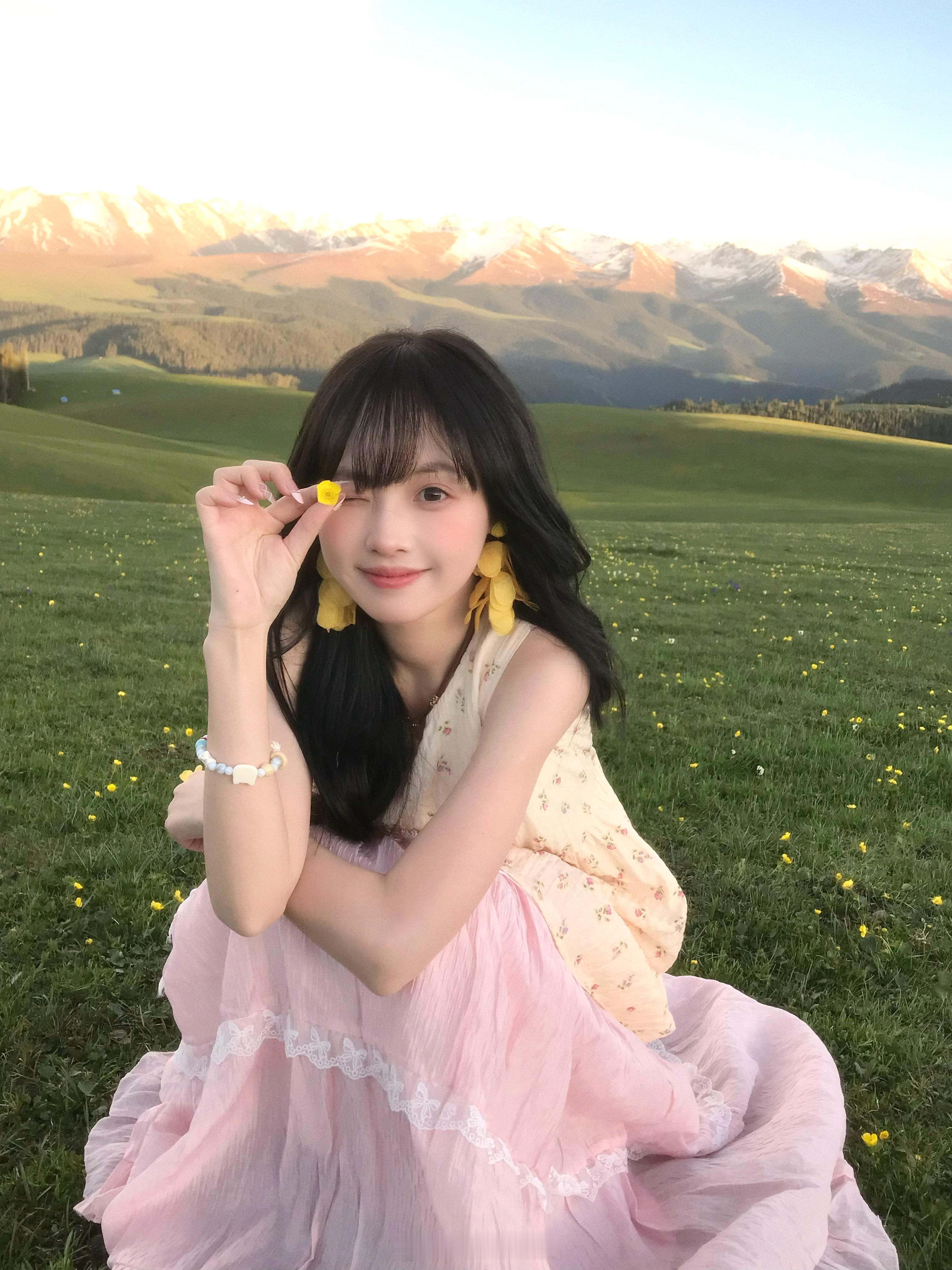 “雪山脚下彩色自由的我”  ​​​