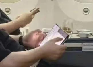 余总用上三折叠了，展开感觉跟平板差不多大了，你们感觉怎么样 ​​​