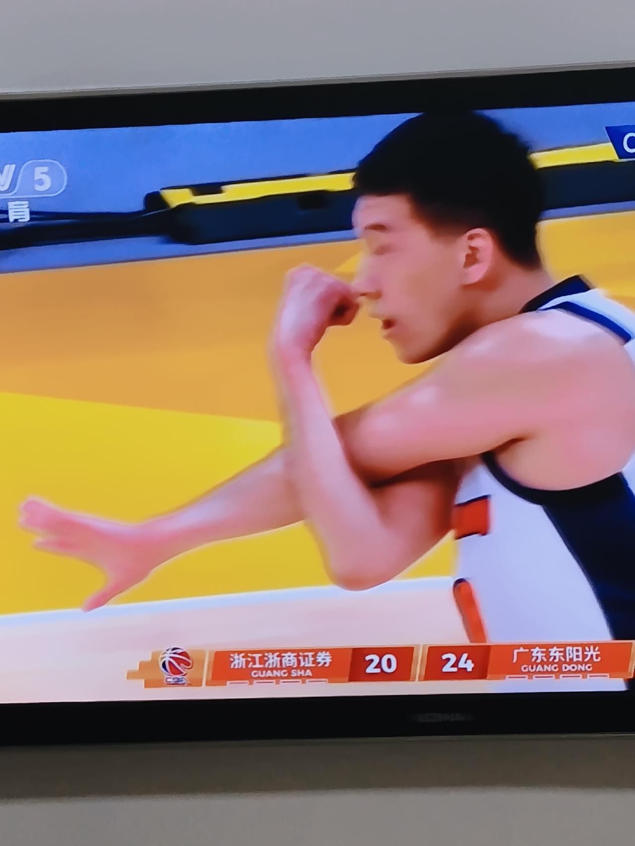 广东队东阳光的杜润旺有一手好三分球，同时防守强悍，总会让对手苦不堪言，而他自己永