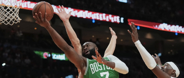 凯尔特人队在对阵热火队的比赛中火力全开，打出了一场“非凡”的进攻之夜。迈阿密——