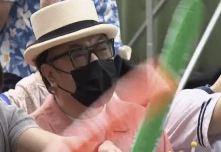 蔡康永为什么会犯愚蠢性错误？

1、不是第一次犯，已形成侥幸心理。
越踩钢丝越胆