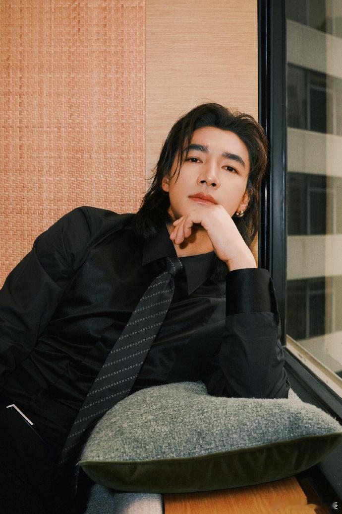 此沙金像奖造型 此沙金像奖造型出图，全黑西装好帅！ 