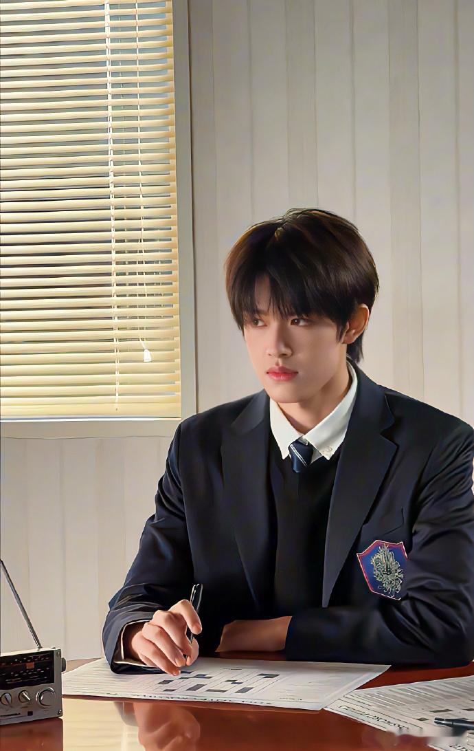 张极单人花絮太养眼了 张极这组花絮颜值暴击！干净利落的模样超养眼，青春男大的治愈