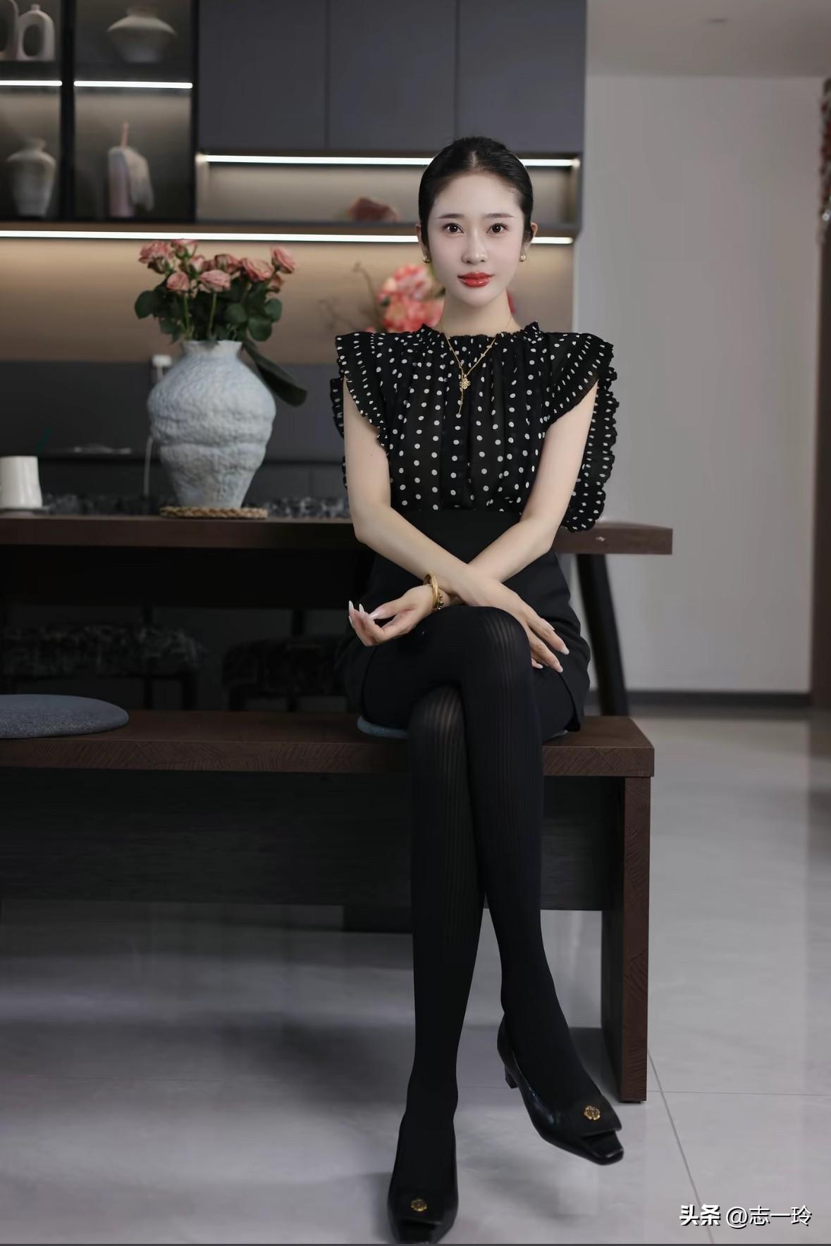 优雅黑裙穿搭，简约现代风，尽显时尚魅力！