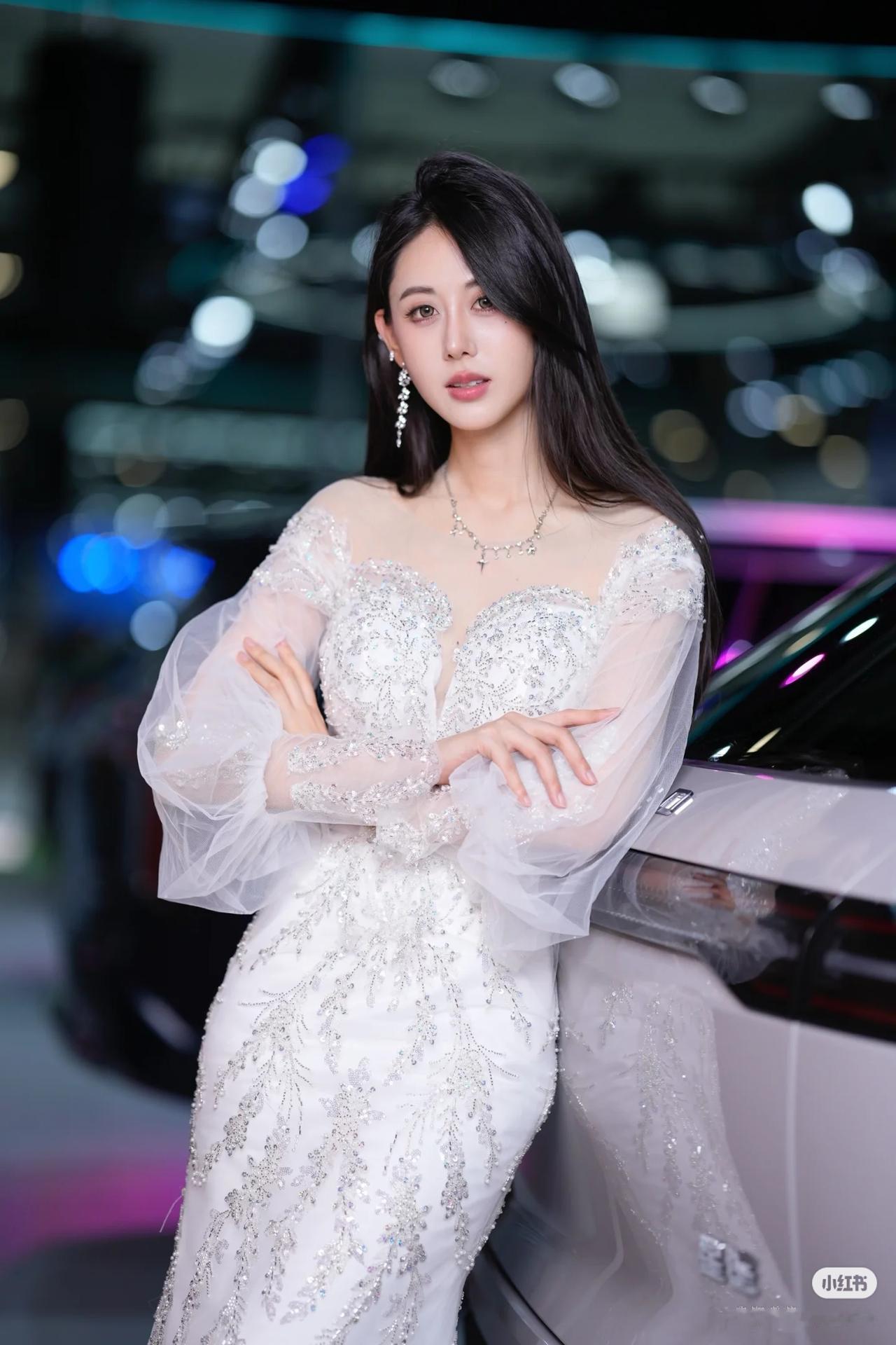 冬日生活打卡季美女车模穿搭写真