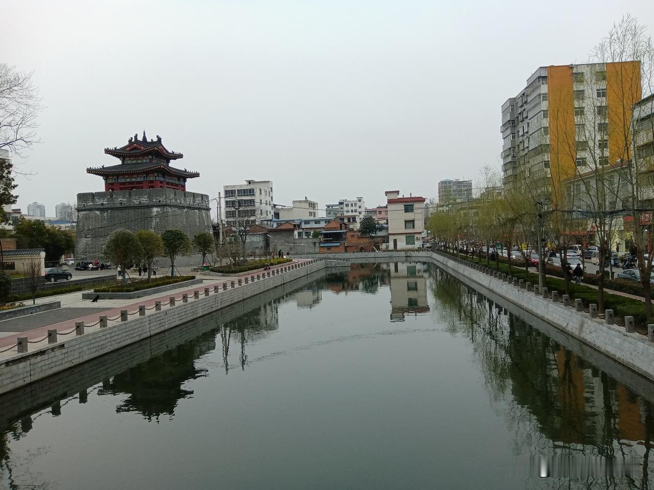 邓州以前叫穰城，东周时为名扬天下的重镇，秦王赵王曾在此会盟。
战国时期，穰邑先属