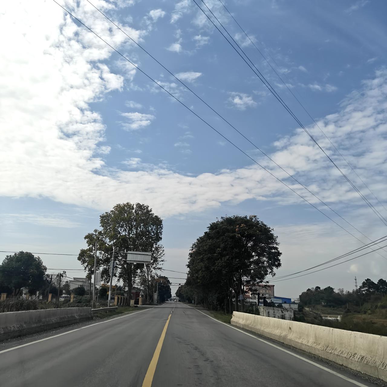 “崇洋媚外”这四个字，听着刺耳，但它确实不是凭空长出来的，而是被历史、现实、商业