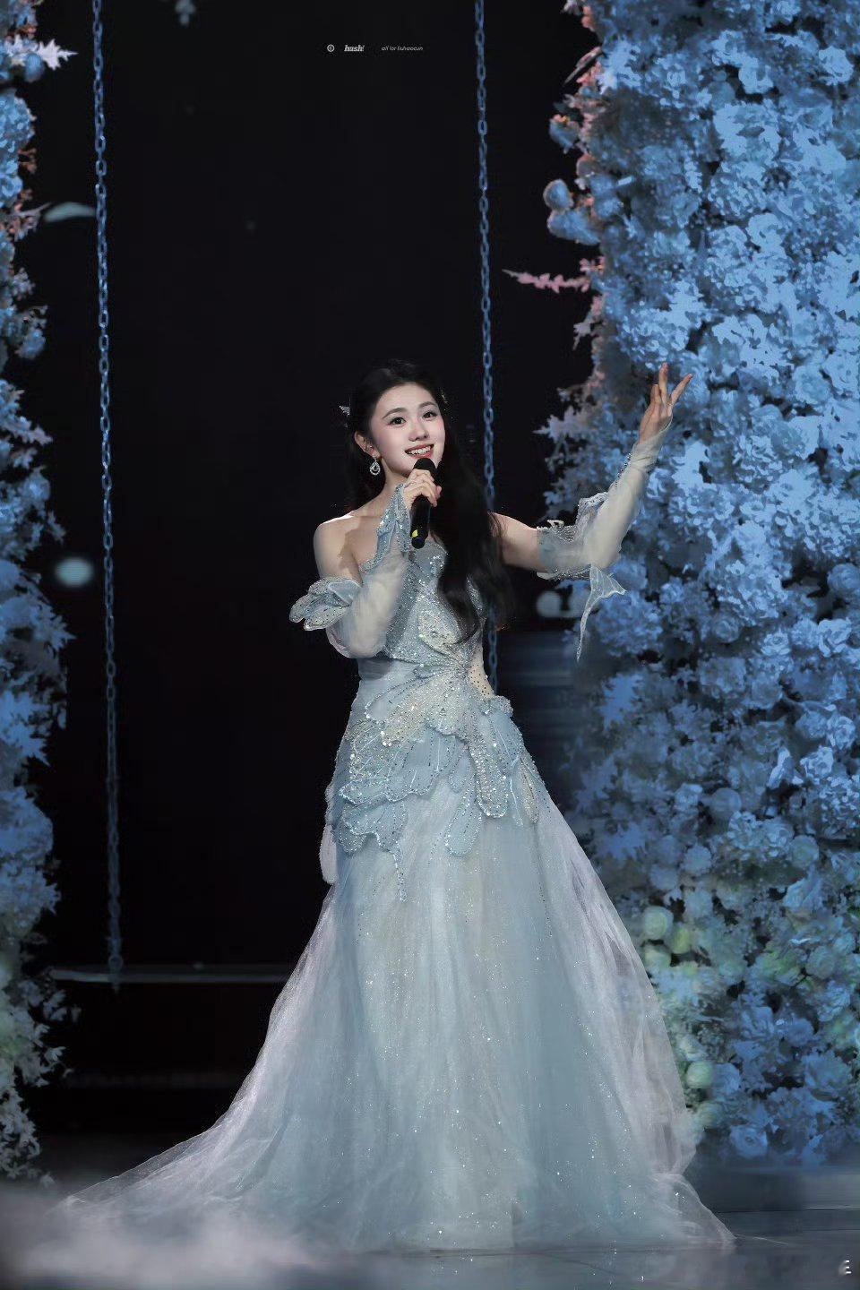 刘浩存在雾凇间唱歌刘浩存在雾凇间唱歌，一袭冰蓝纱裙美到失语。眉眼间尽是温柔，每一