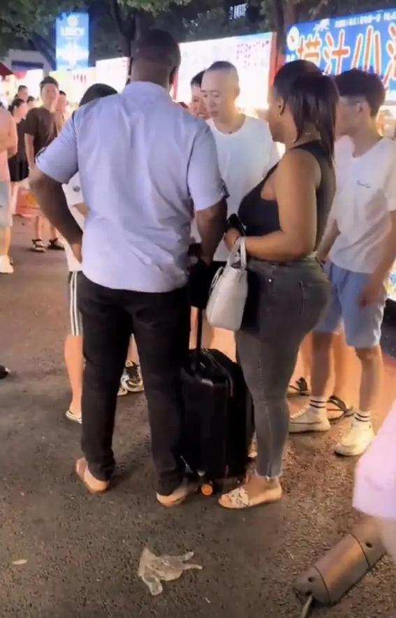 想吃霸王餐！两名黑人在餐馆吃完饭不结账想逃单，老板拦住却还抵赖！

近日，金华义