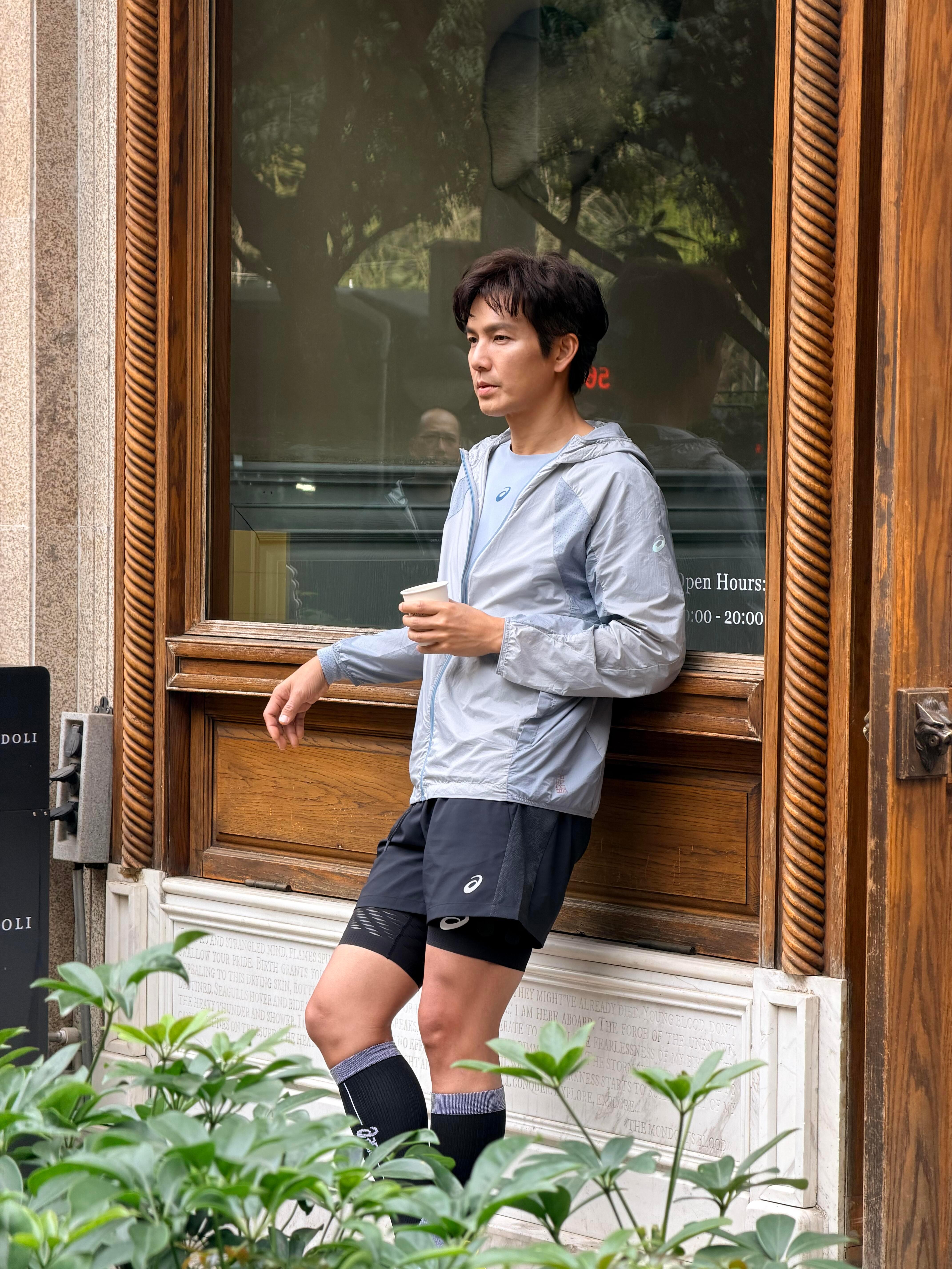 网友偶遇钟汉良这状态也太好了吧不愧是51岁可以跑全马的人❗️ 