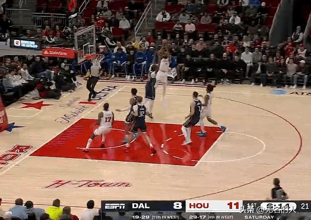 杜兰特欺负弗拉格太轻松了，干拔中距离稳稳命中




火箭对阵独行侠比赛中，杜兰