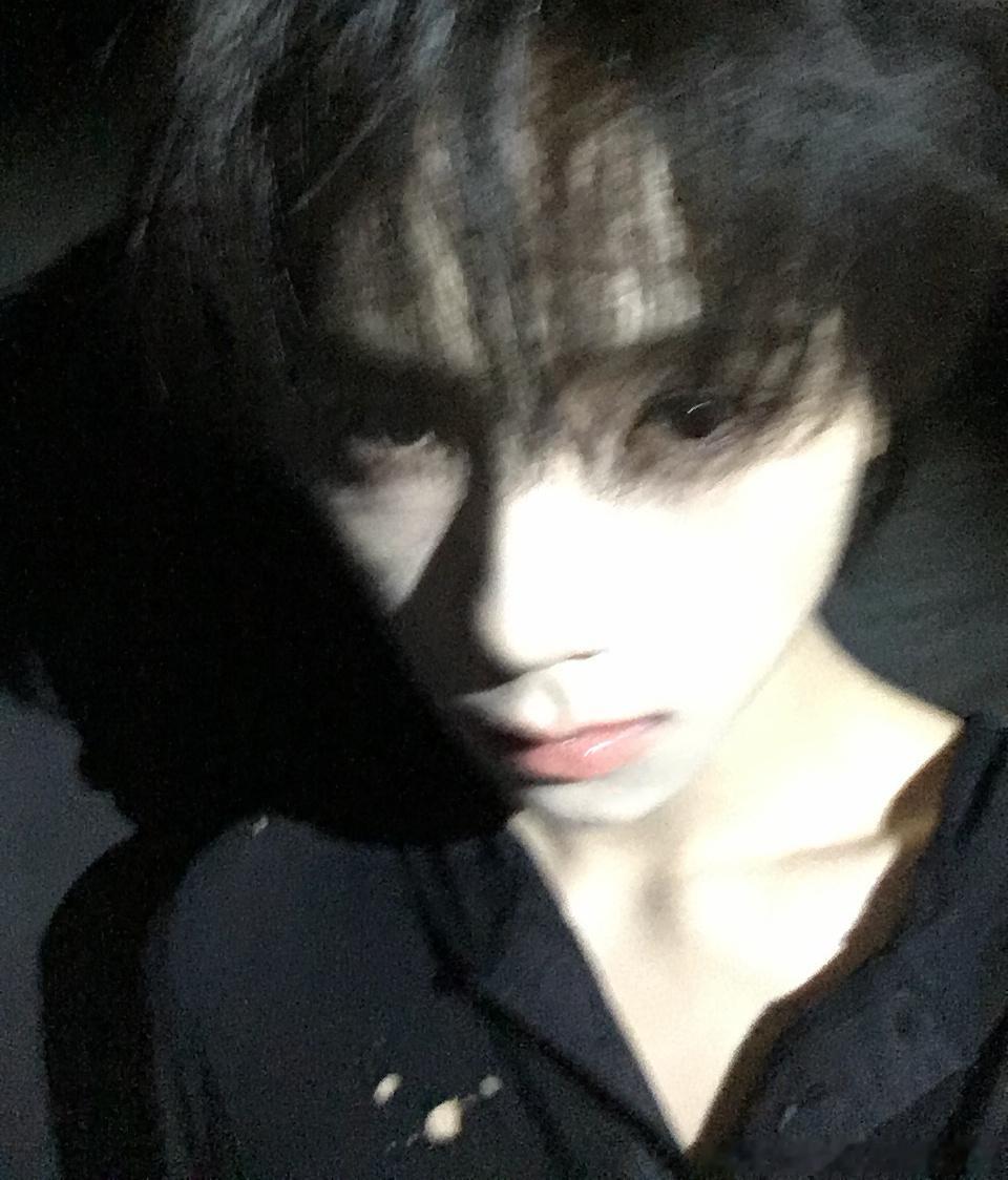 明星这个曝光自拍深得我心 我都我都 唉我真喜欢看起来是5s/se拍的 人家好喜欢