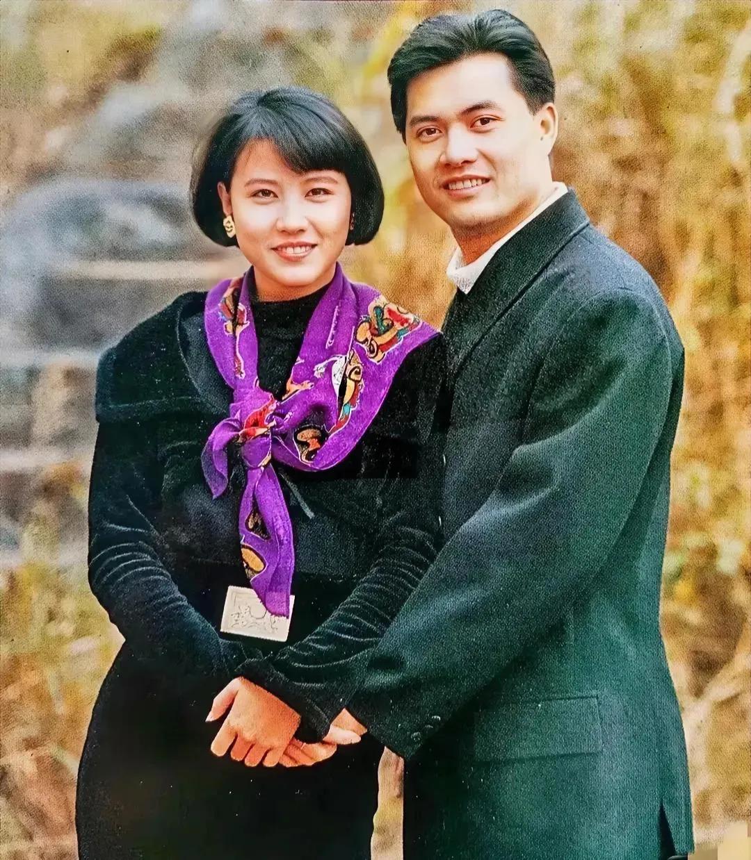 1989年，周海媚嫁给吕良伟。婚后不久，吕父就对吕良伟说:“你媳妇天天睡懒觉，不