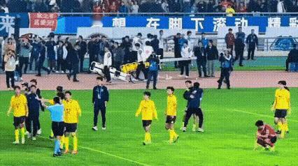 昨晚苏超决战太精彩了！泰州队点球大战4比3击败南通队夺冠，超6万人现场见证这历史