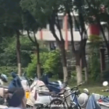 南昌莲塘一中一女孩没带准考证，在门口等妈妈送准考证，其实妈妈早就把准考证让门卫送