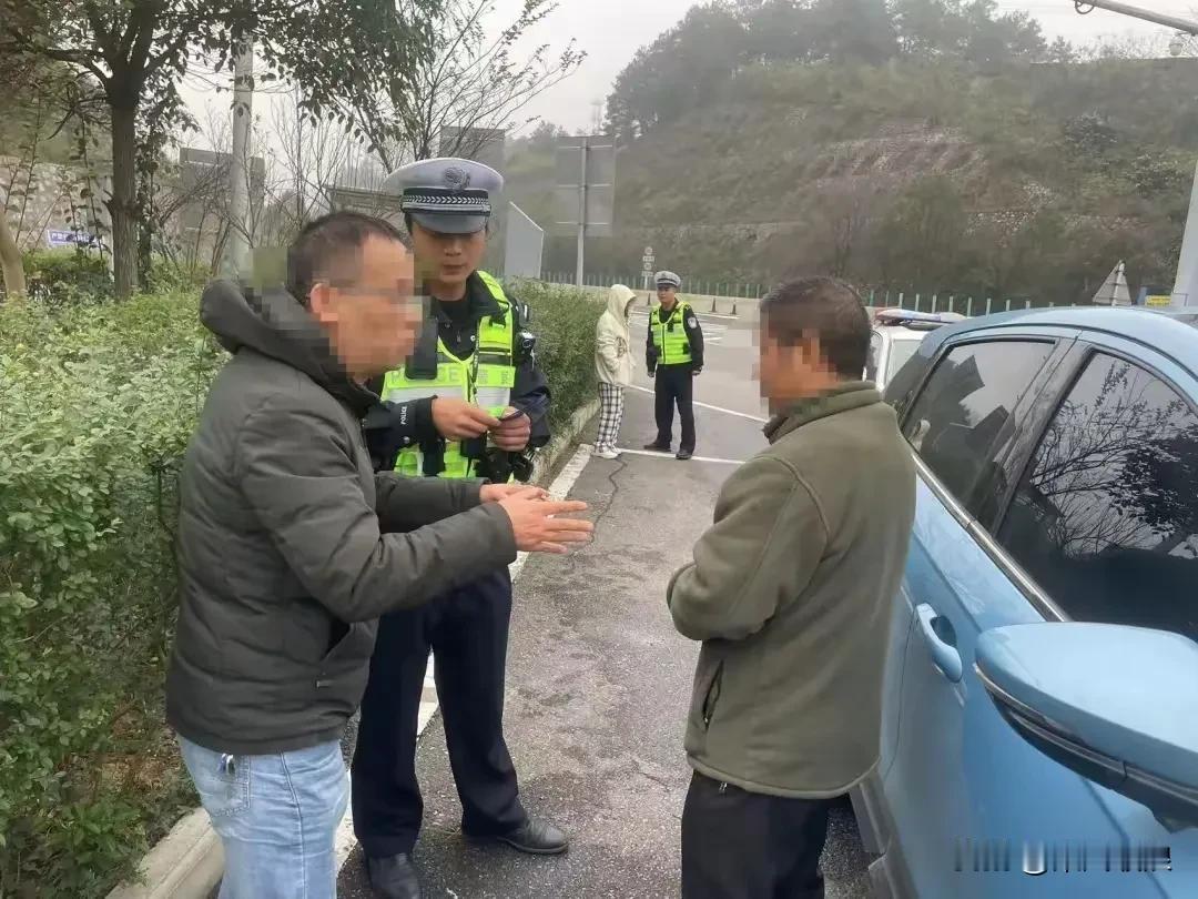 女孩高速报警称被绑架，这3点万万没想到。
 
1. 没想到是父女矛盾。一听报警说