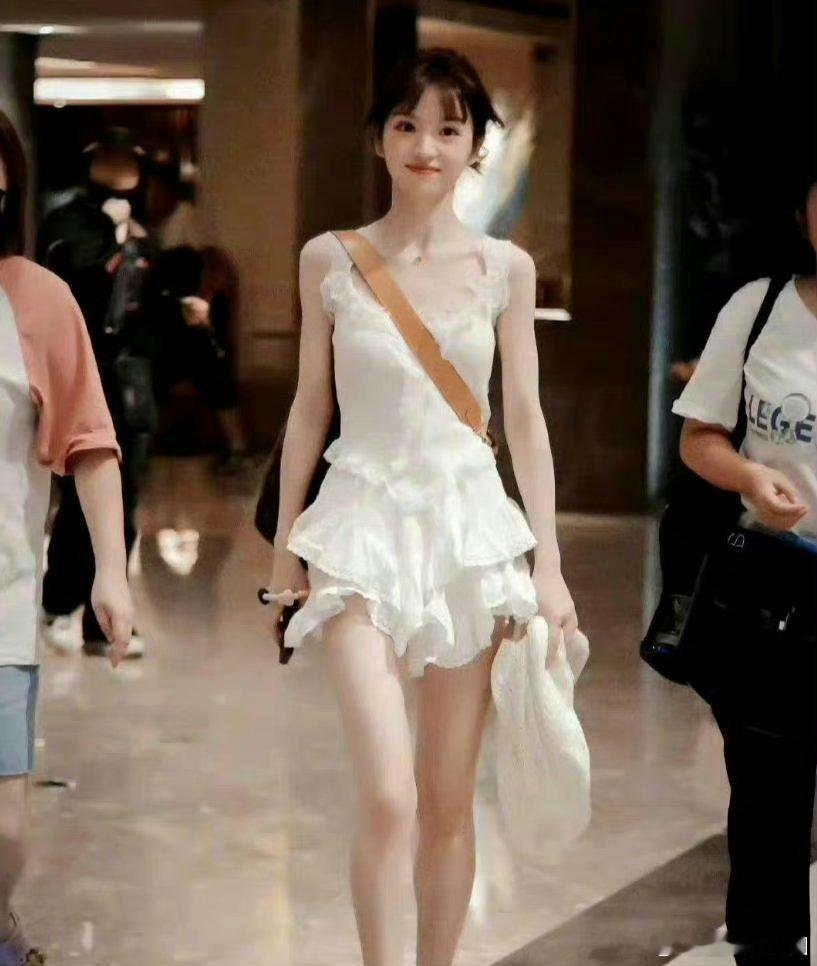忽然感觉田曦薇和赵露思这种甜美风格的女明星真的很适合小白裙，白月光风格拉满 ​​